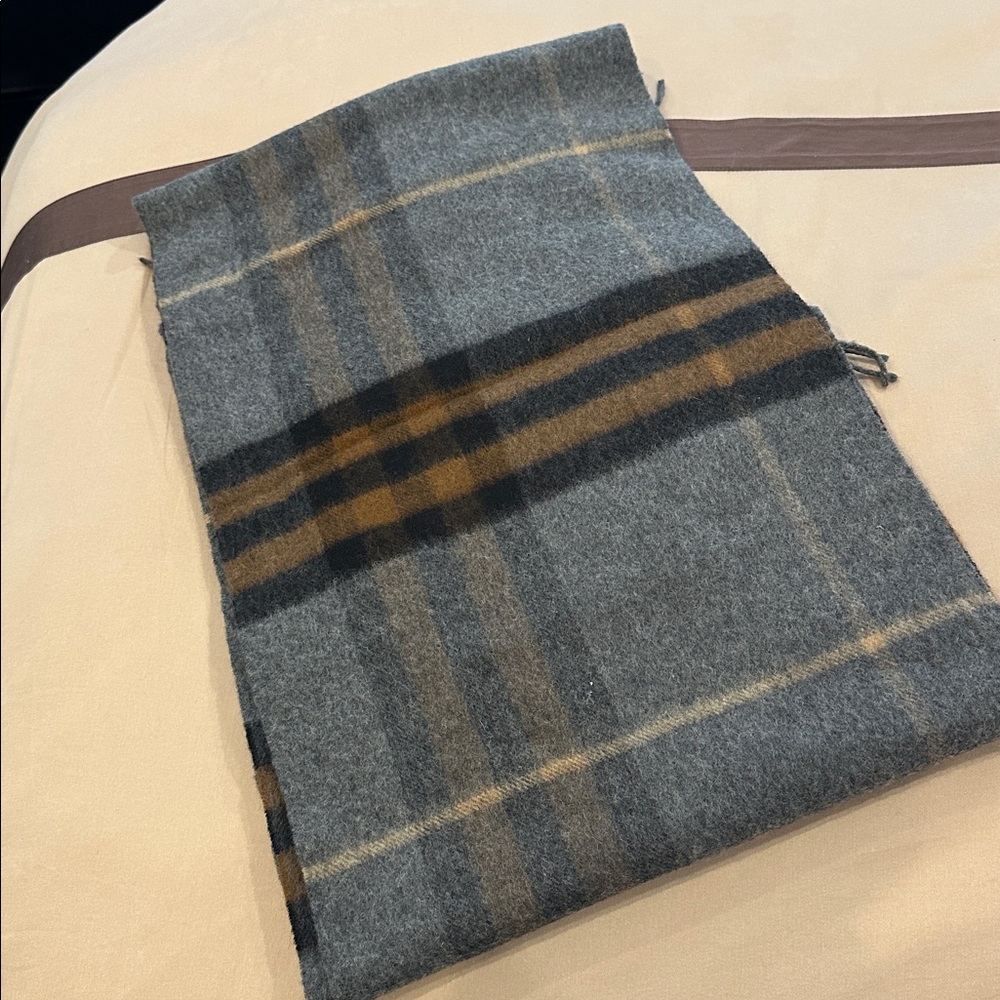 Burberry Men’s 100% Cashmere Scarf – Classic Check – Excellent Condition